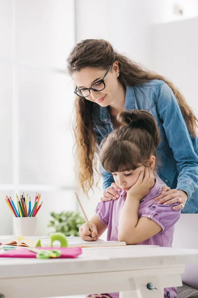 Mutter und Kind machen gemeinsam Hausaufgaben — Stockfoto