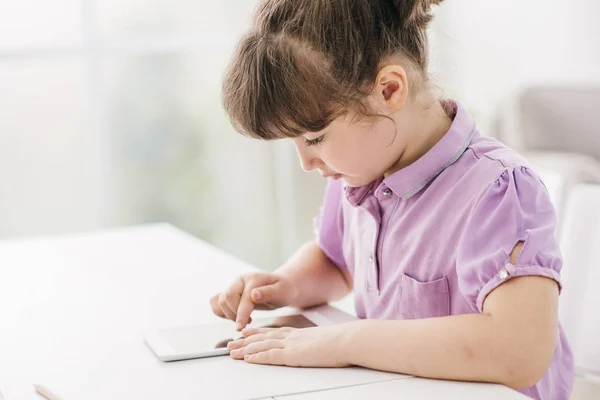 Ragazza carina utilizzando un tablet digitale — Foto Stock