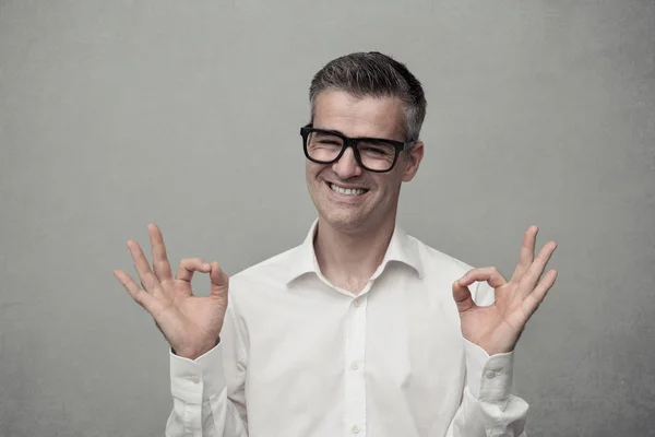 Satisfeito homem feliz mostrando um sinal OK — Fotografia de Stock