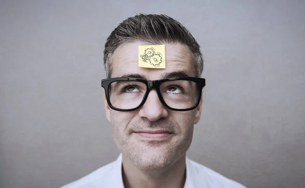 Forgetful man with a stick note on his forehead — Stock Photo, Image