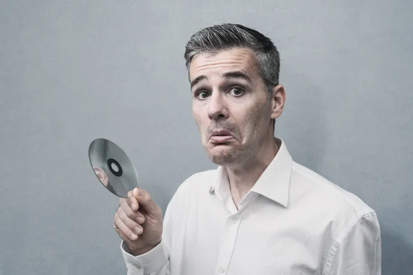 Homem sem pistas segurando um CD — Fotografia de Stock