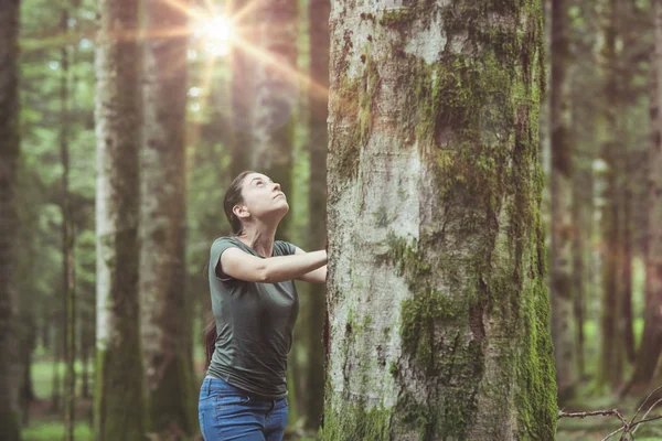 Mulher se exercitando na floresta — Fotografia de Stock