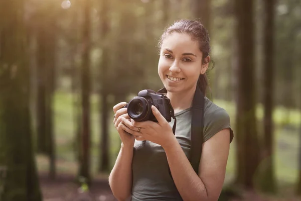 Fotograf fotí v lese — Stock fotografie