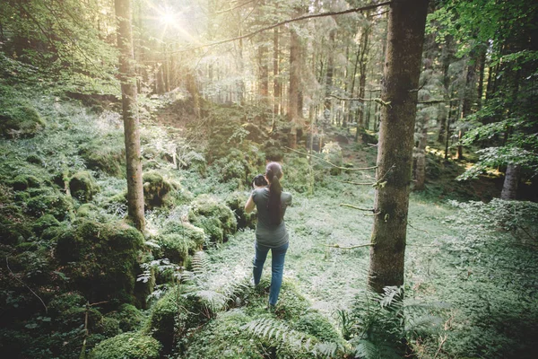 Photographe prenant des photos dans la forêt — Photo