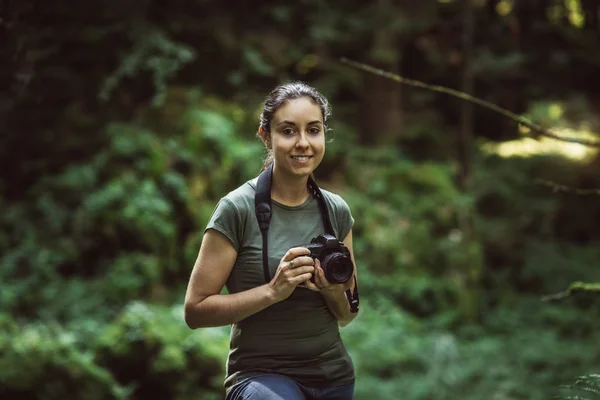 Photographer taking pictures in the forest — Stock Photo, Image