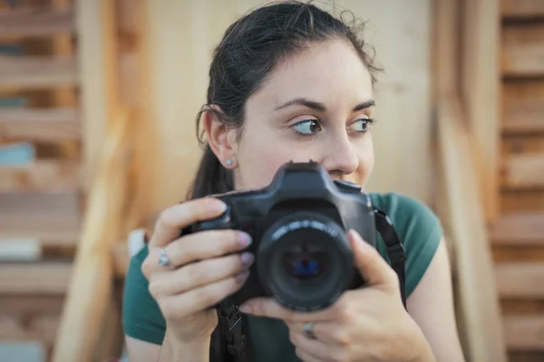 Žena pózuje s digitálním fotoaparátem — Stock fotografie