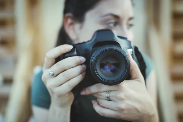 Vrouw poseren met een digitale camera — Stockfoto