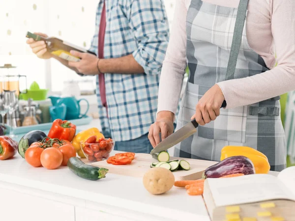 Couple preparing lunch together at home — Stock Photo, Image