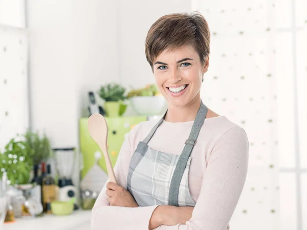 Sorrindo Jovem Confiante Com Avental Posando Cozinha Segurando Uma Colher — Fotografia de Stock