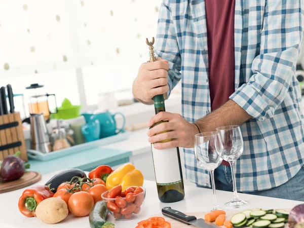 Homem abrindo uma garrafa de vinho — Fotografia de Stock