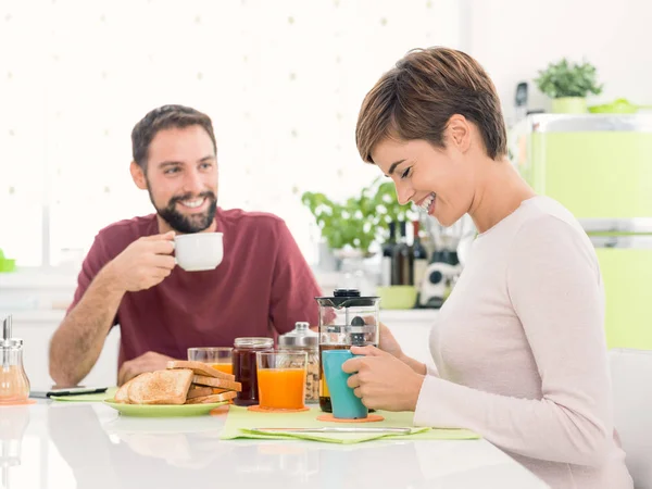 家で朝食を持っている若い夫婦 — ストック写真