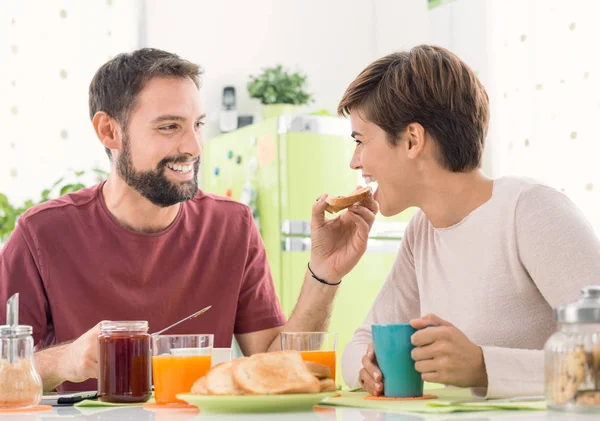 Jovem casal amoroso tomando café da manhã em casa — Fotografia de Stock