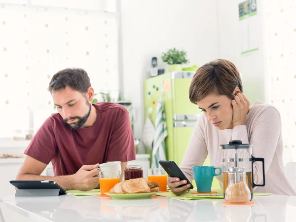 Nuevas tecnologías y aislamiento social —  Fotos de Stock