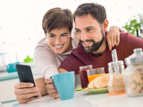 Couple prenant selfies à la maison — Photo