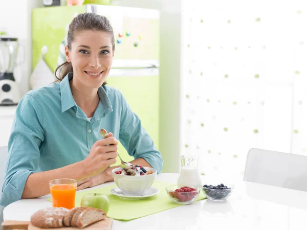 Mujer sonriente desayunando en casa — Foto de Stock
