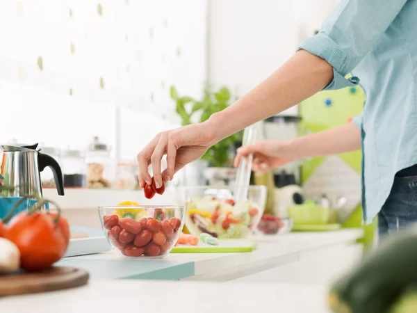 Mulher preparando uma salada fresca e saudável — Fotografia de Stock