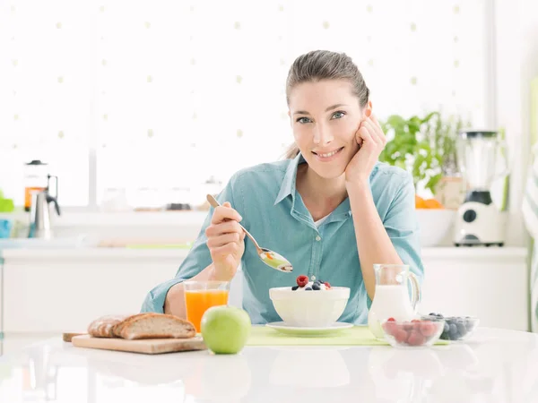 Mujer sonriente desayunando en casa — Foto de Stock