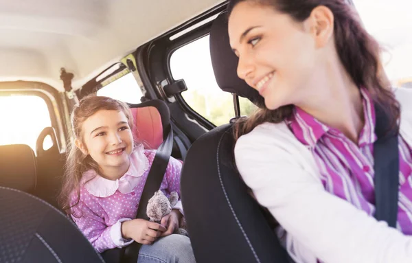 Meisje in de auto met haar moeder — Stockfoto