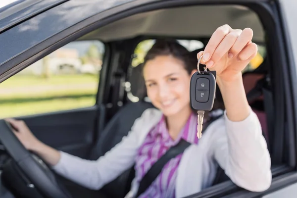 Vrouw met haar nieuwe autosleutels — Stockfoto