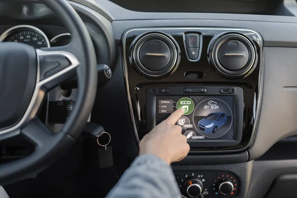 Mujer usando el panel de instrumentos del coche — Foto de Stock