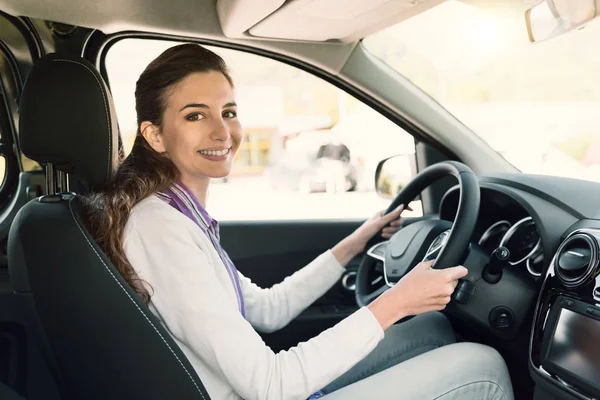 Mladá žena řízení její auto — Stock fotografie