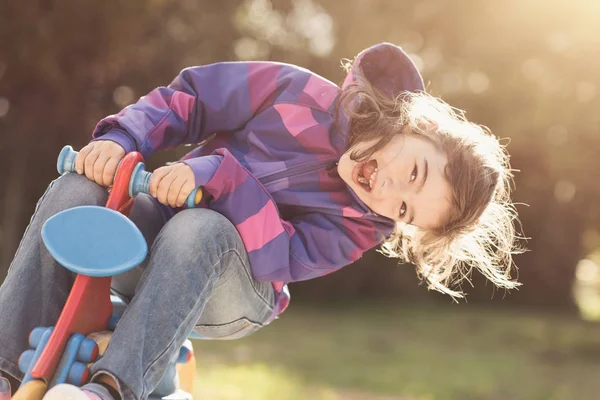 Szczęśliwa dziewczyna na placu zabaw — Zdjęcie stockowe