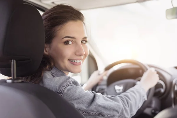 Mladá žena řízení její auto — Stock fotografie