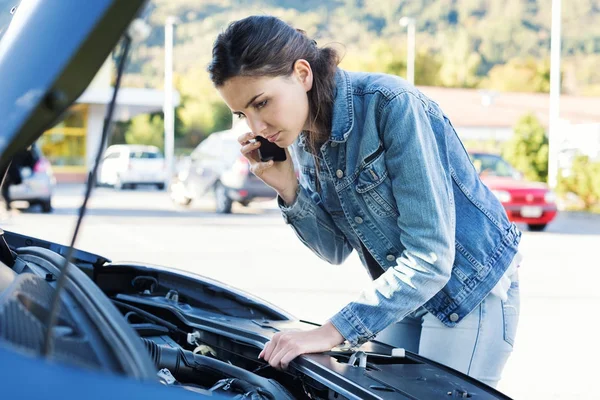 Nő hívó autós segítségnyújtás — Stock Fotó