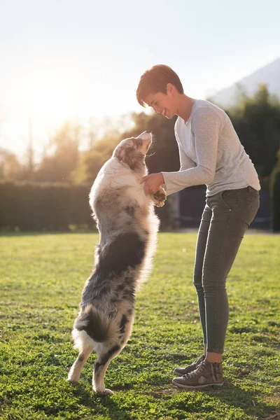 Kadın köpeğini Bahçe ile oynarken — Stok fotoğraf