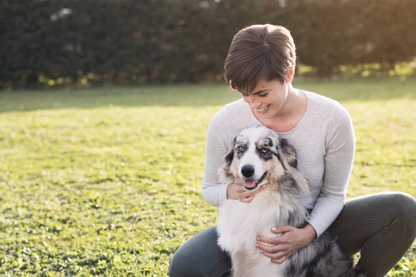 Hermosa mujer y su perro posando juntos — Foto de Stock