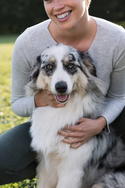 Güzel bir kadın ve köpeğini birlikte poz — Stok fotoğraf