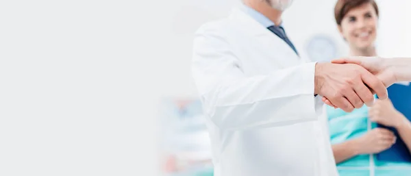 Doctor and patient shaking hands — Stock Photo, Image