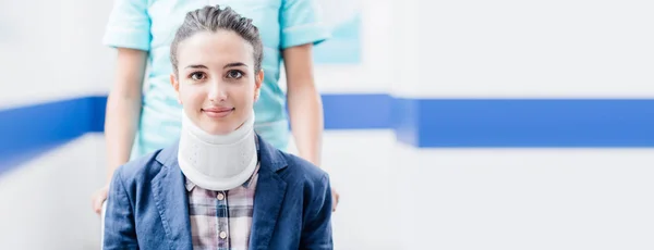 Enfermera empujando a un paciente en silla de ruedas —  Fotos de Stock