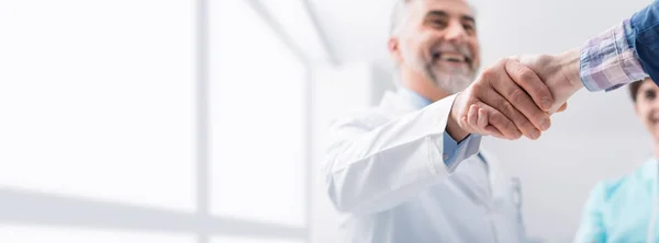 Doctor and patient shaking hands — Stock Photo, Image