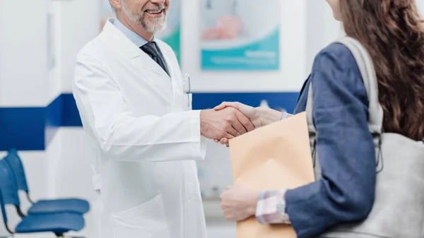 Doctor dando la bienvenida a un paciente en la clínica — Foto de Stock