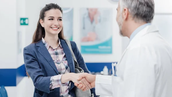 Kvinnan träffa läkaren och skakar hand — Stockfoto