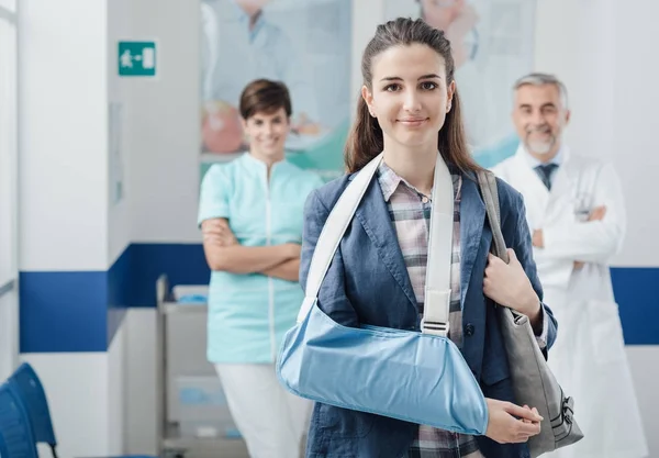 Medical staff assisting a patient at the hospital — Stock Photo, Image