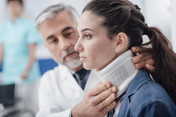 Medico in visita a un paziente con collare cervicale — Foto Stock