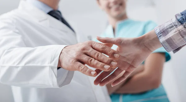 Personal médico dando la bienvenida a un paciente — Foto de Stock