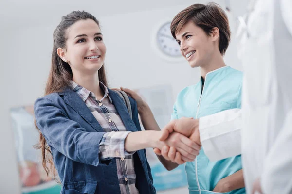 女性医師の会と握手 — ストック写真