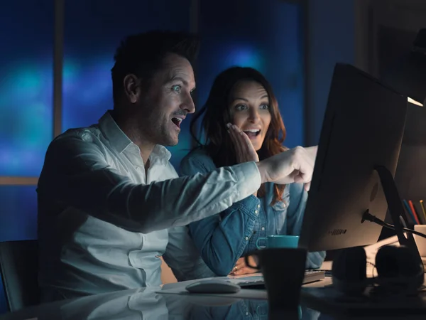 Pareja feliz conectándose juntos en línea — Foto de Stock