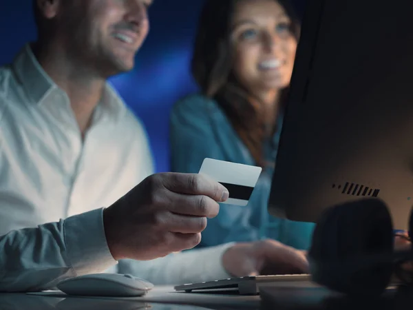 Pareja feliz haciendo compras en línea juntos —  Fotos de Stock