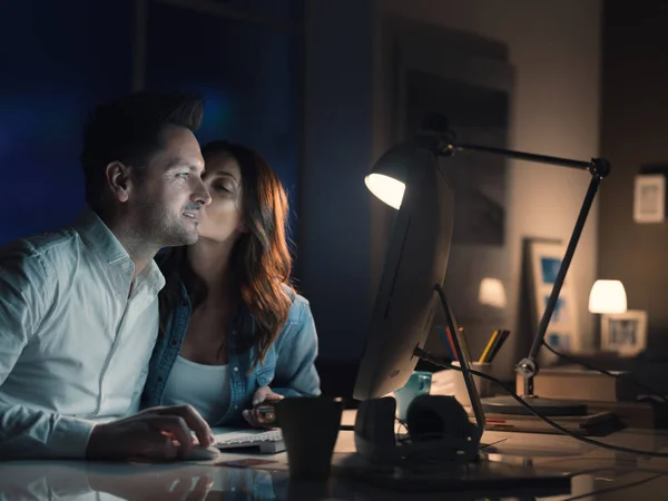 Feliz pareja en casa — Foto de Stock