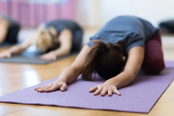 Vrouwen doen yoga opleiding samen — Stockfoto