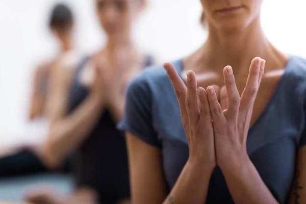Ženy cvičící jógu a meditaci — Stock fotografie