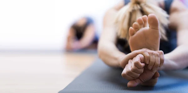 Yoga treinamento e alongamento — Fotografia de Stock