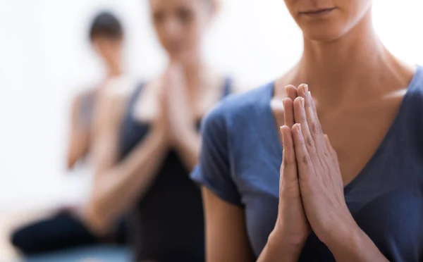 Женщины практикующие йогу и медитацию — стоковое фото