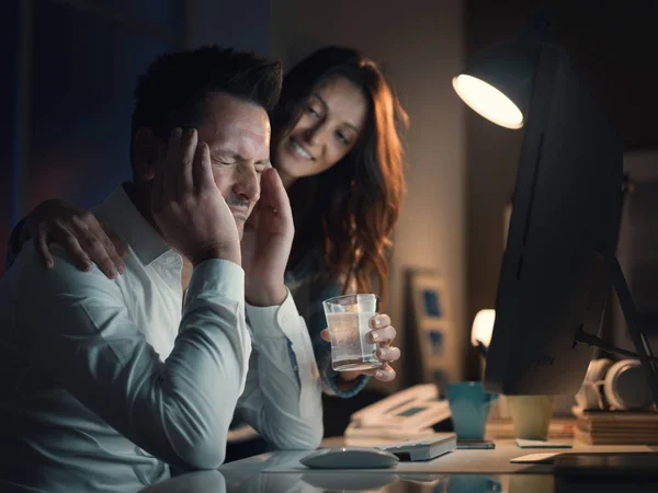 Mann mit Kopfschmerzen und Frau, die sich um ihn kümmert — Stockfoto