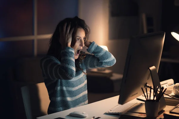 Σοκαρισμένος γυναίκα Έχοντας προβλήματα με τον υπολογιστή — Φωτογραφία Αρχείου