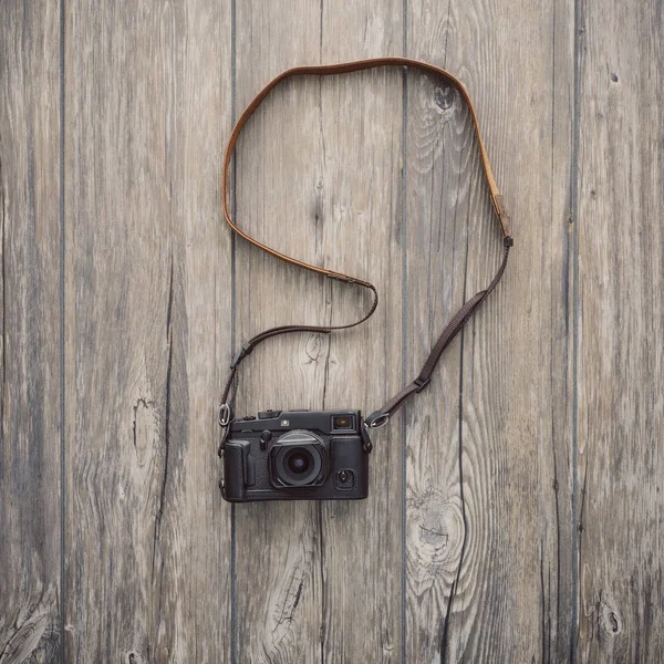 Camera on a wooden table — Stock Photo, Image